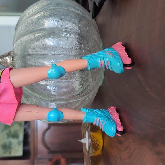 1999 Cool Skating Barbie - Picture 4 of 8
